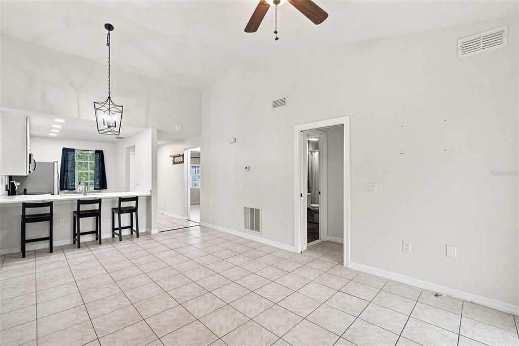 For Sale: $179,900 (2 beds, 2 baths, 879 Square Feet)