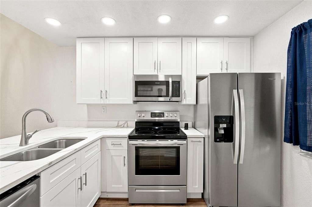 For Sale: $179,900 (2 beds, 2 baths, 879 Square Feet)
