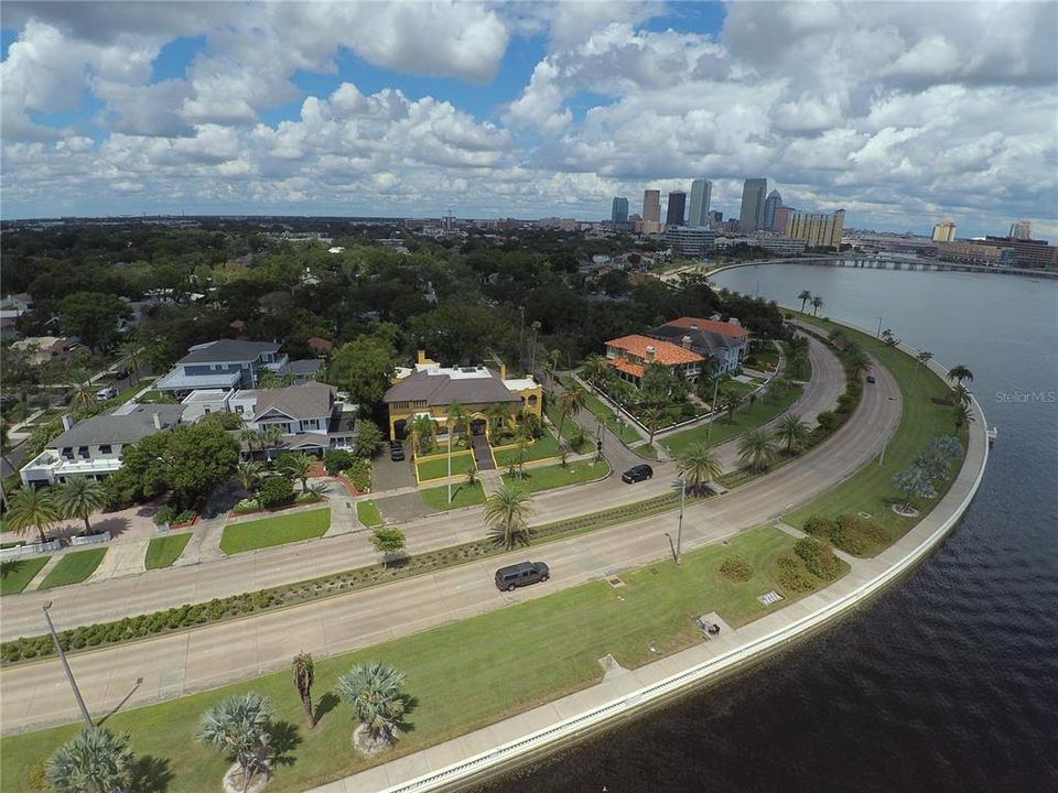 For Sale: $179,900 (2 beds, 2 baths, 879 Square Feet)