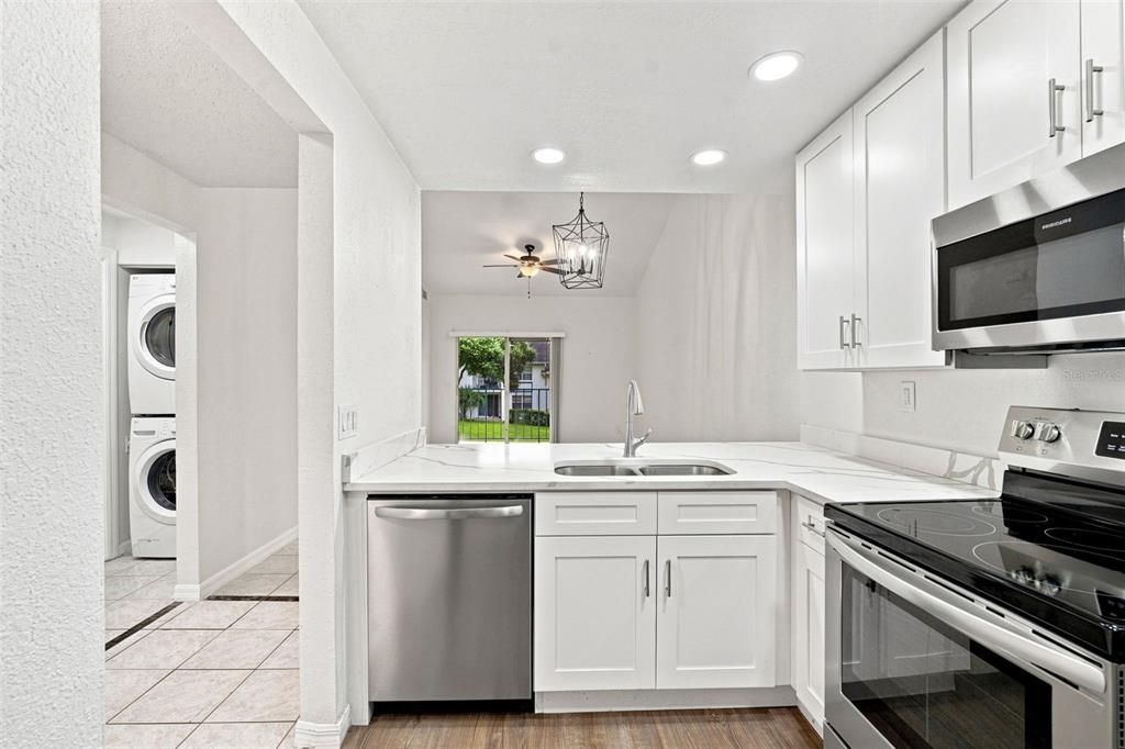 For Sale: $179,900 (2 beds, 2 baths, 879 Square Feet)