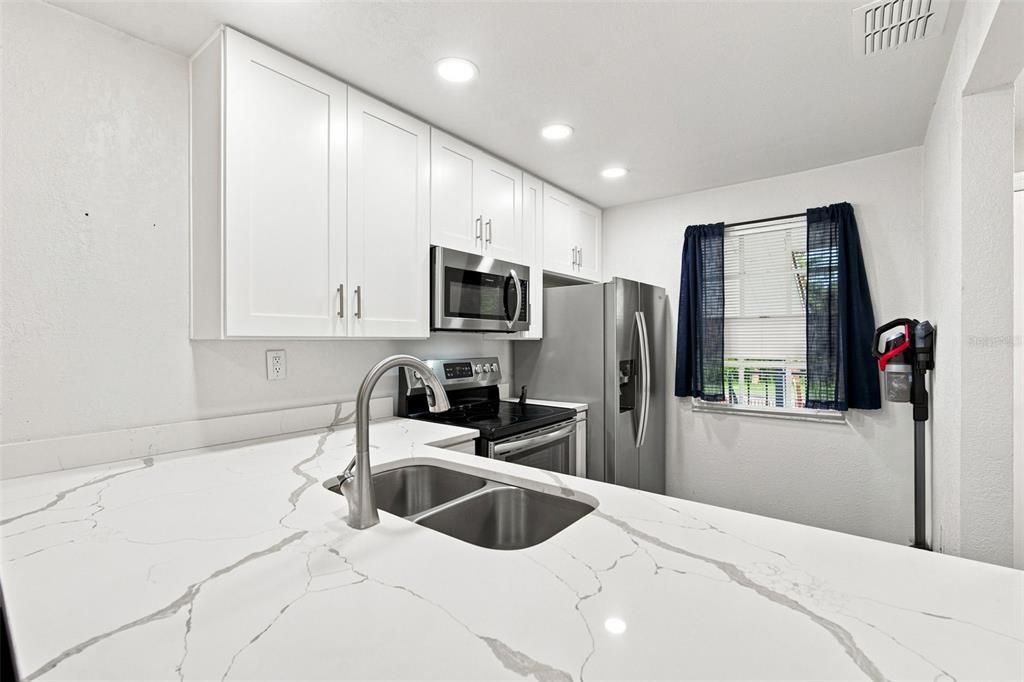 For Sale: $179,900 (2 beds, 2 baths, 879 Square Feet)