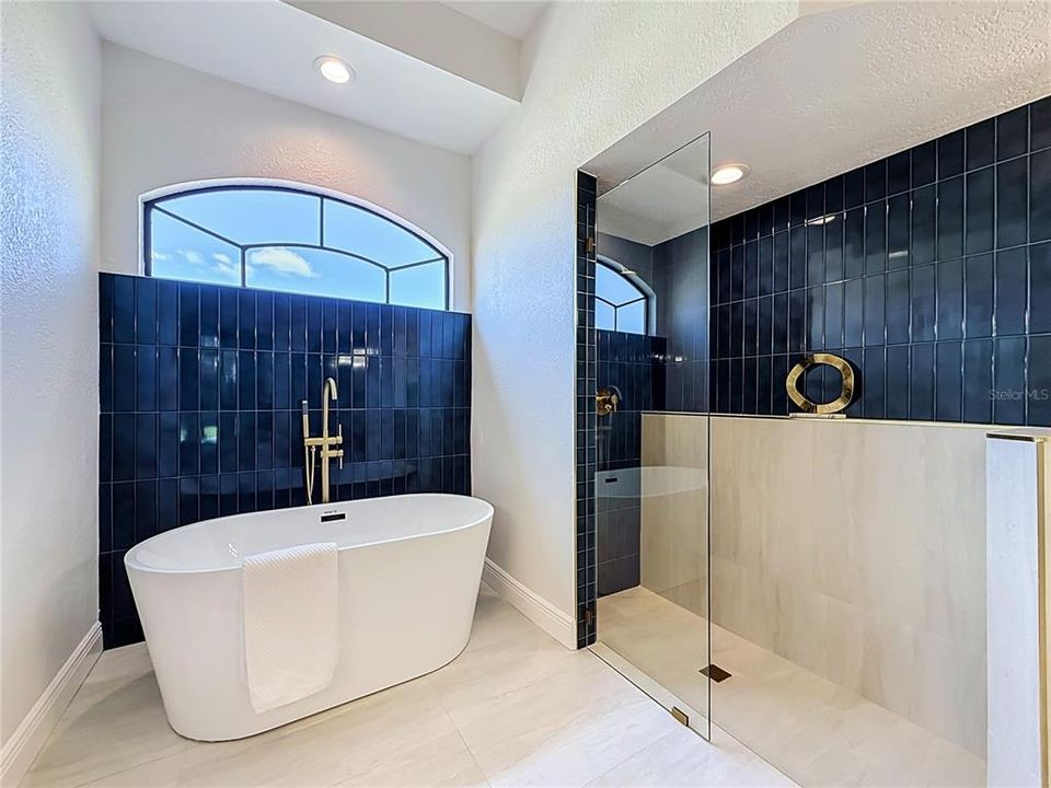 Activo con contrato: $849,000 (4 camas, 2 baños, 2312 Pies cuadrados)