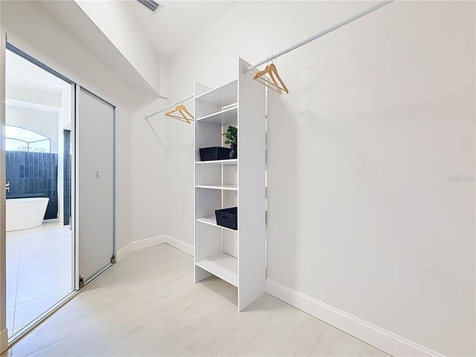 Activo con contrato: $849,000 (4 camas, 2 baños, 2312 Pies cuadrados)
