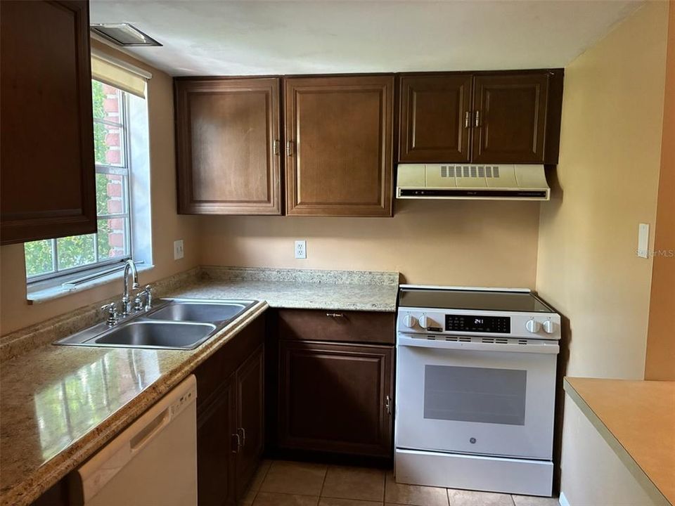 На продажу: $128,000 (2 спален, 2 ванн, 940 Квадратных фут)