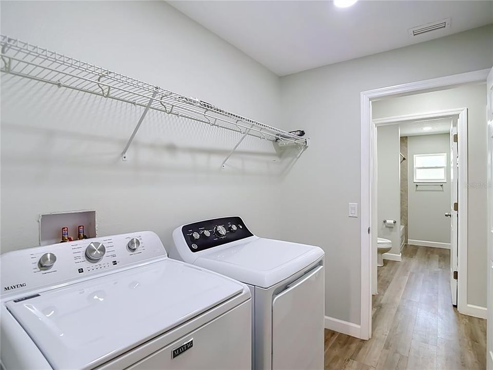 На продажу: $374,900 (3 спален, 2 ванн, 1806 Квадратных фут)