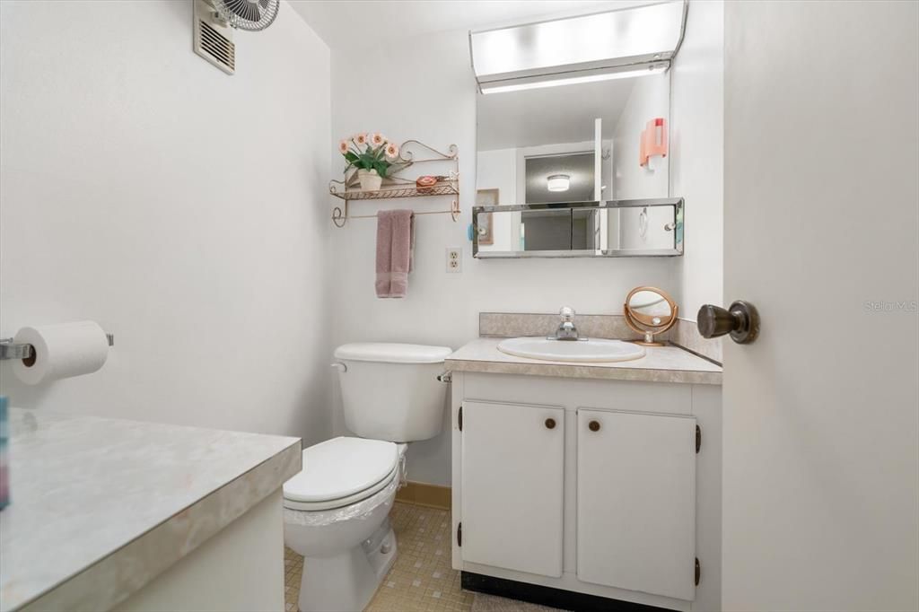 For Sale: $104,900 (1 beds, 1 baths, 680 Square Feet)