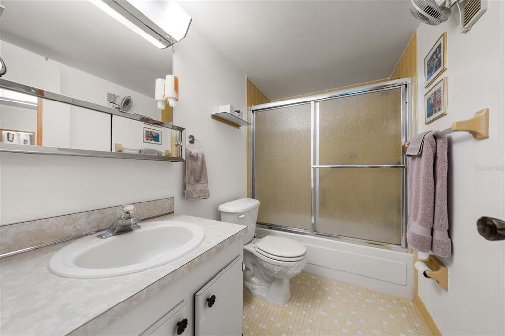 For Sale: $104,900 (1 beds, 1 baths, 680 Square Feet)