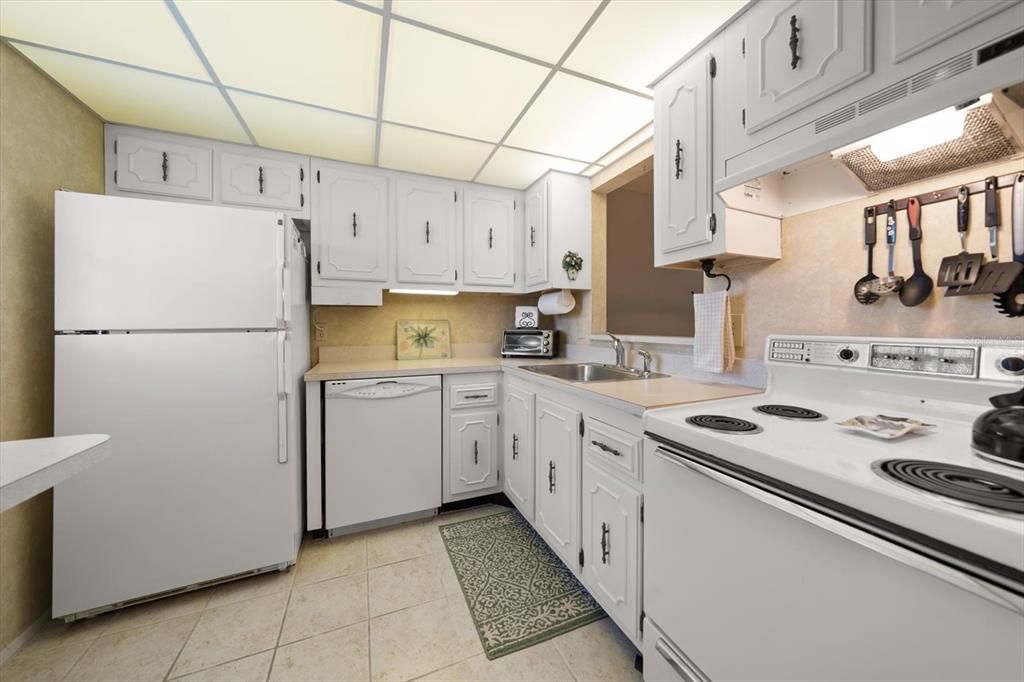 For Sale: $104,900 (1 beds, 1 baths, 680 Square Feet)