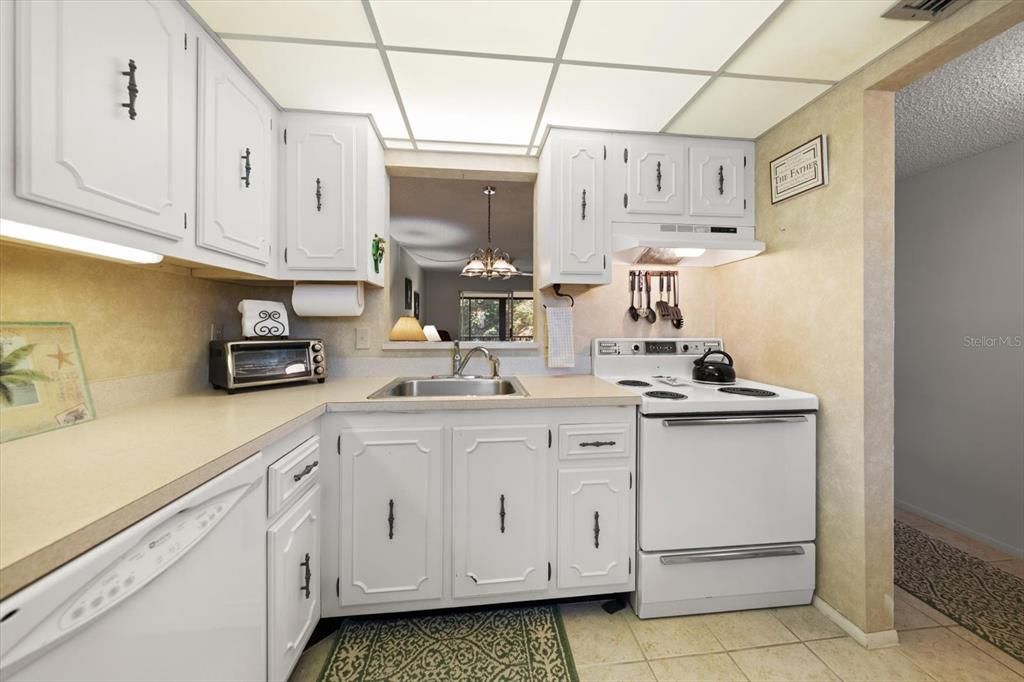 For Sale: $104,900 (1 beds, 1 baths, 680 Square Feet)