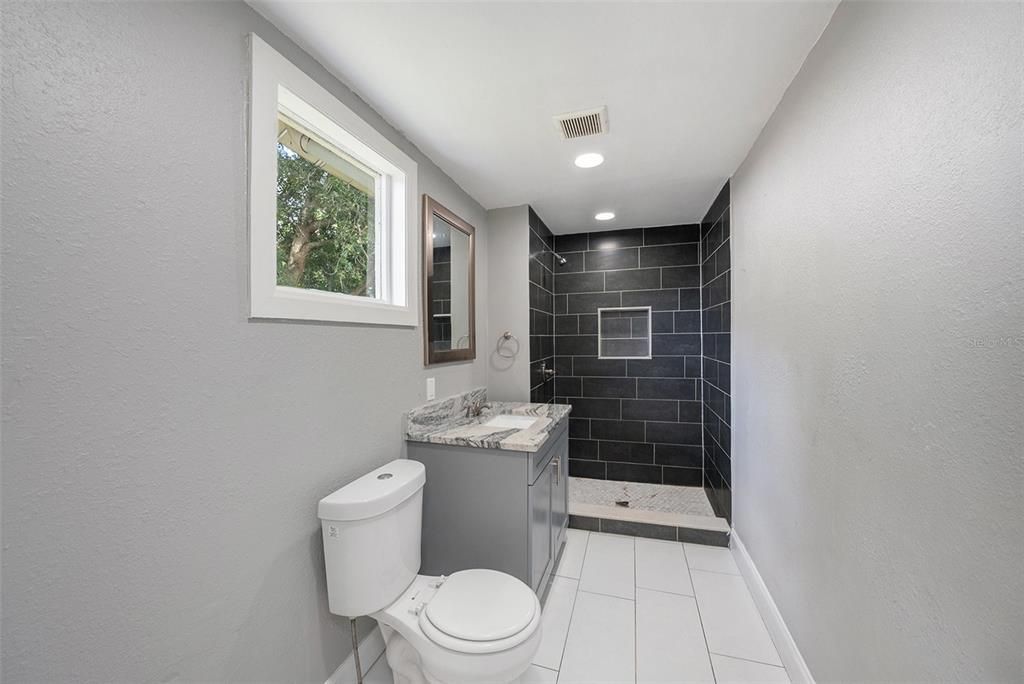 На продажу: $299,900 (5 спален, 3 ванн, 1694 Квадратных фут)