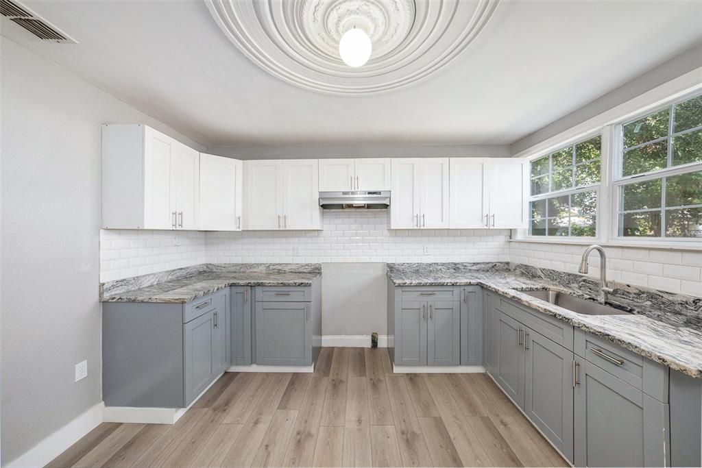 На продажу: $299,900 (5 спален, 3 ванн, 1694 Квадратных фут)