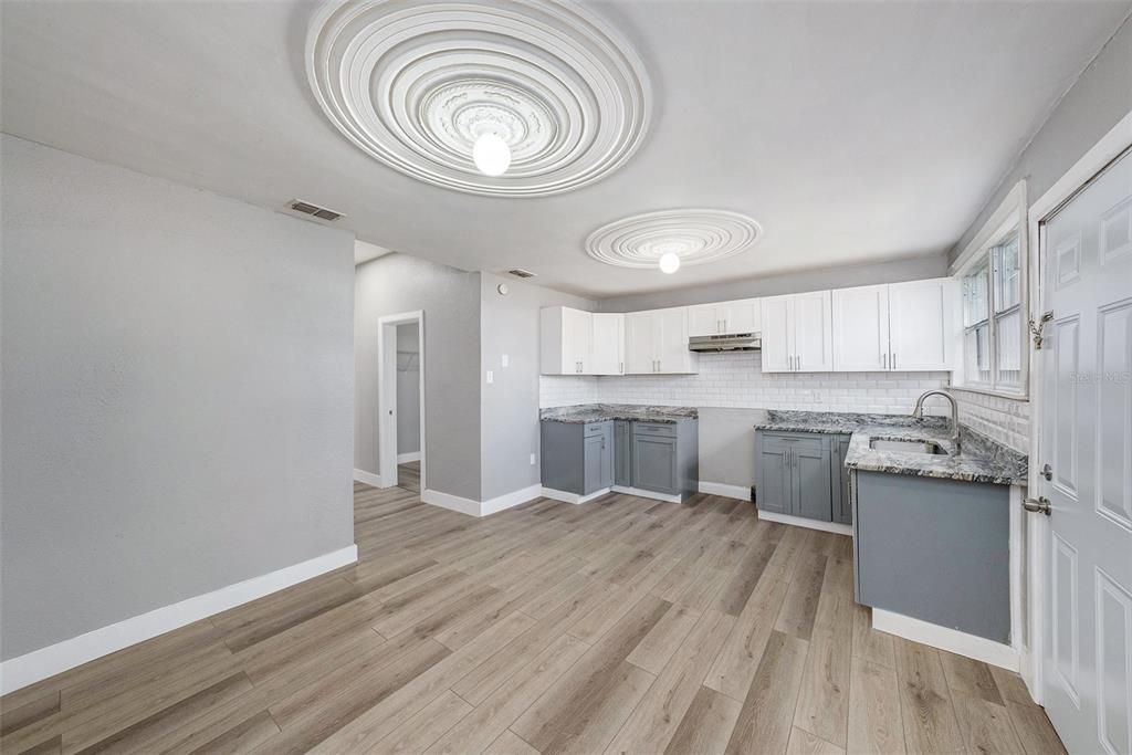 На продажу: $299,900 (5 спален, 3 ванн, 1694 Квадратных фут)