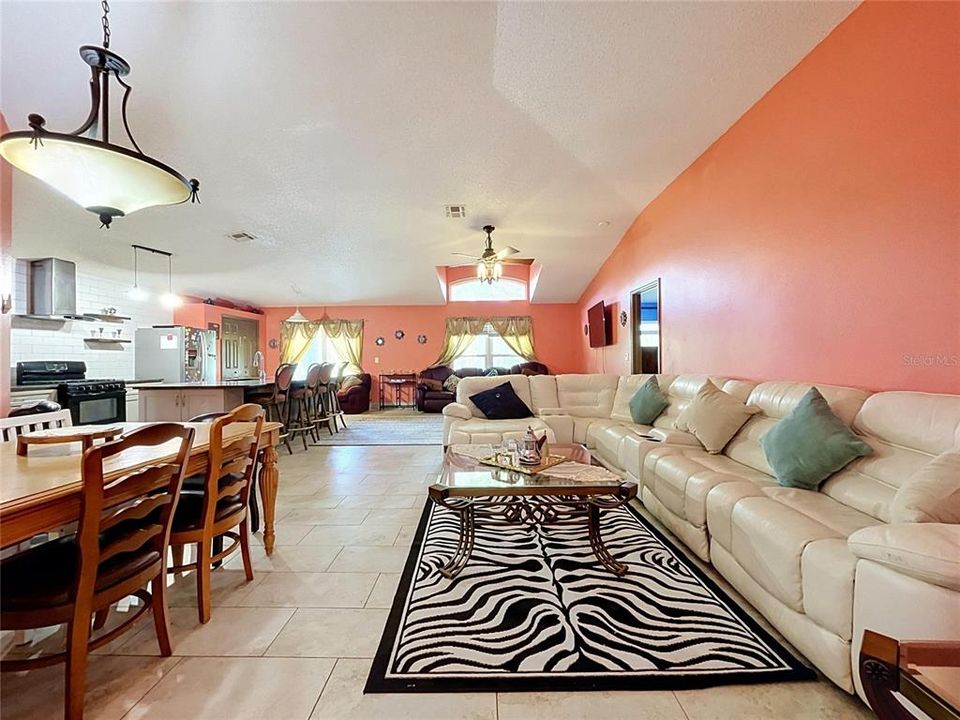En Venta: $325,000 (3 camas, 2 baños, 1600 Pies cuadrados)