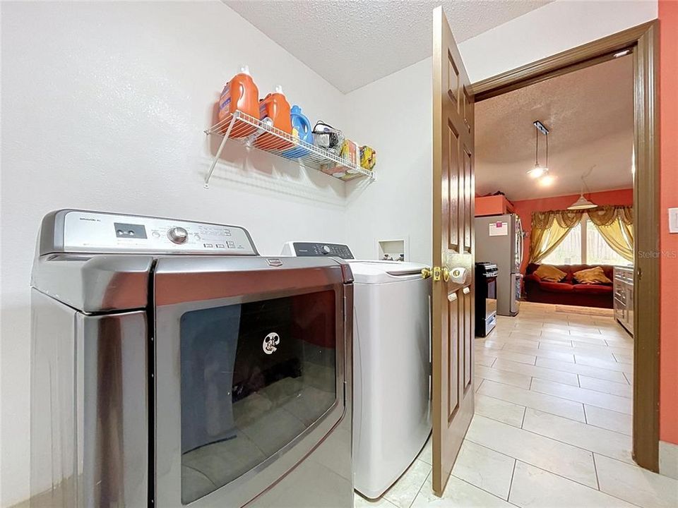 En Venta: $325,000 (3 camas, 2 baños, 1600 Pies cuadrados)
