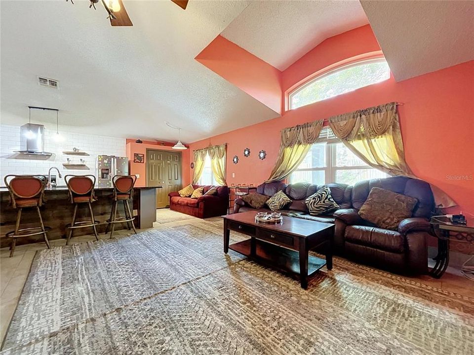 En Venta: $325,000 (3 camas, 2 baños, 1600 Pies cuadrados)