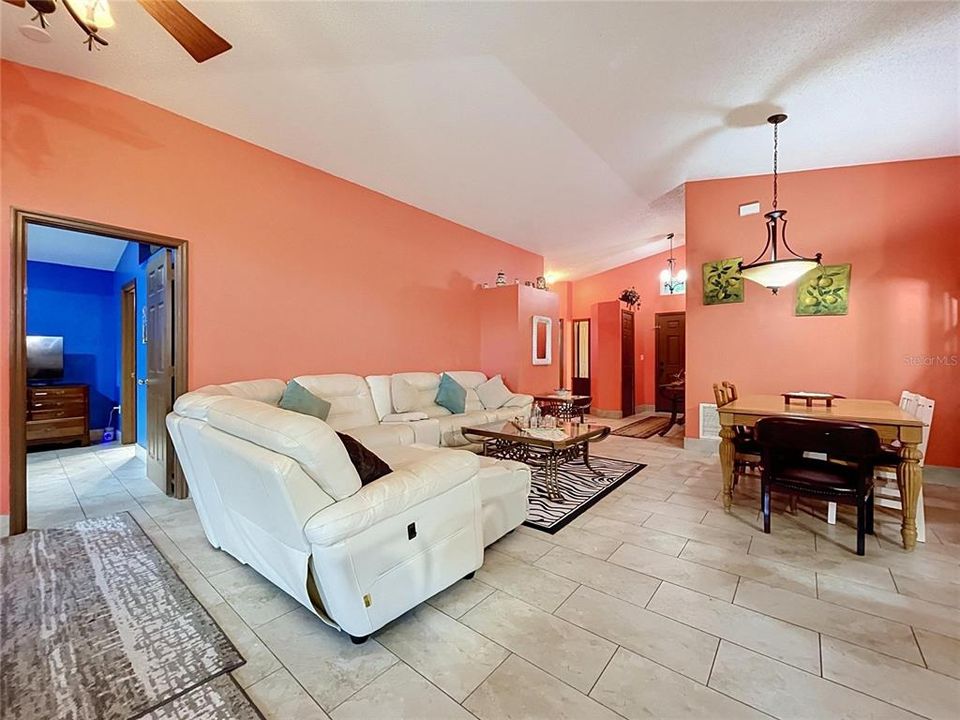 En Venta: $325,000 (3 camas, 2 baños, 1600 Pies cuadrados)