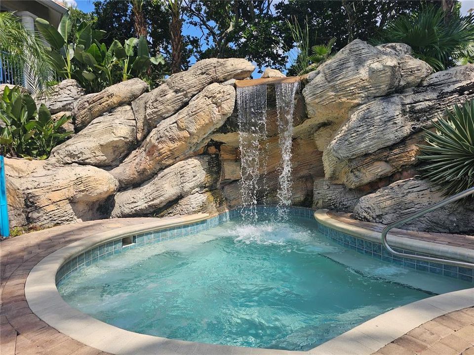 For Rent: $1,390 (1 beds, 1 baths, 842 Square Feet)