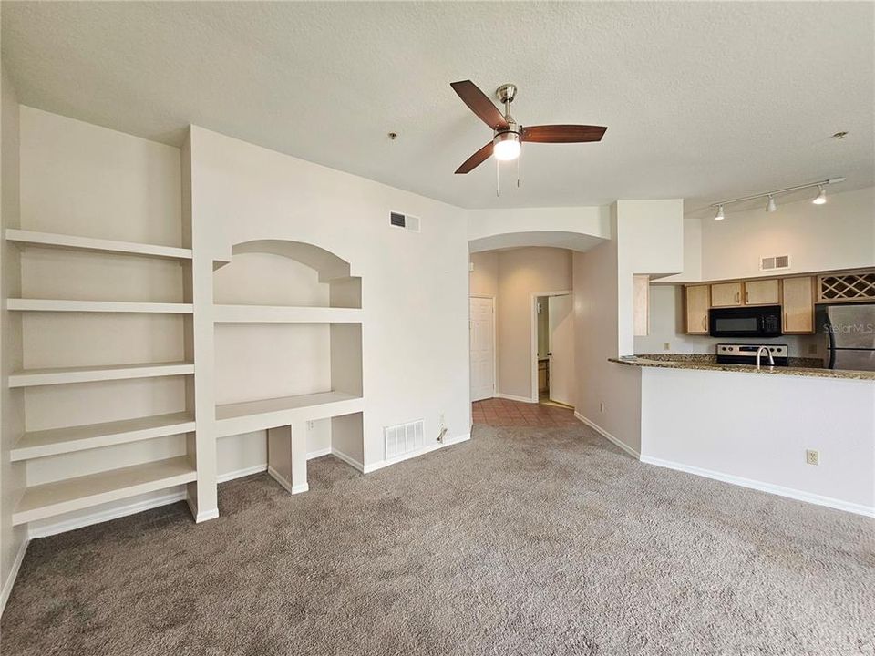 For Rent: $1,390 (1 beds, 1 baths, 842 Square Feet)