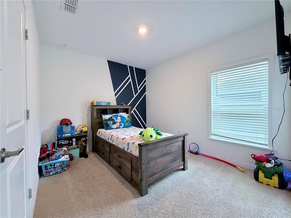 For Rent: $2,100 (4 beds, 2 baths, 1956 Square Feet)
