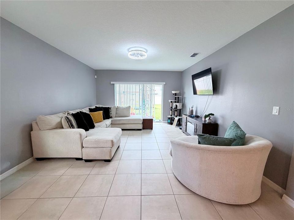 For Rent: $2,100 (4 beds, 2 baths, 1956 Square Feet)