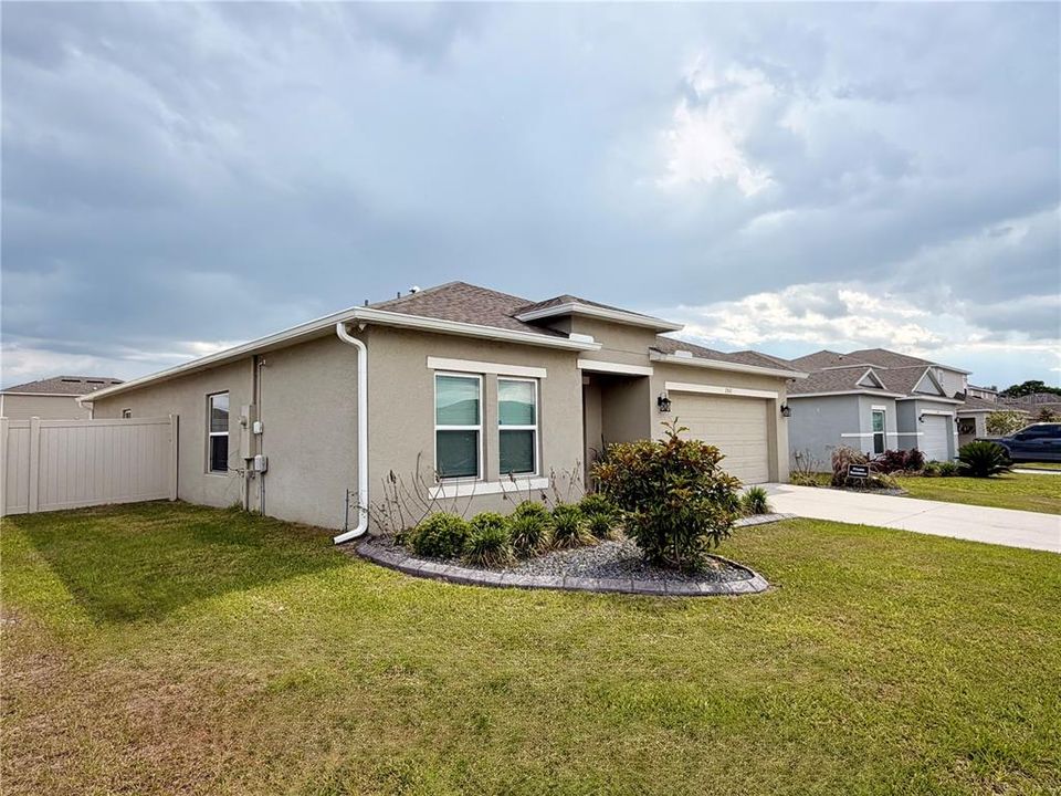 For Rent: $2,100 (4 beds, 2 baths, 1956 Square Feet)