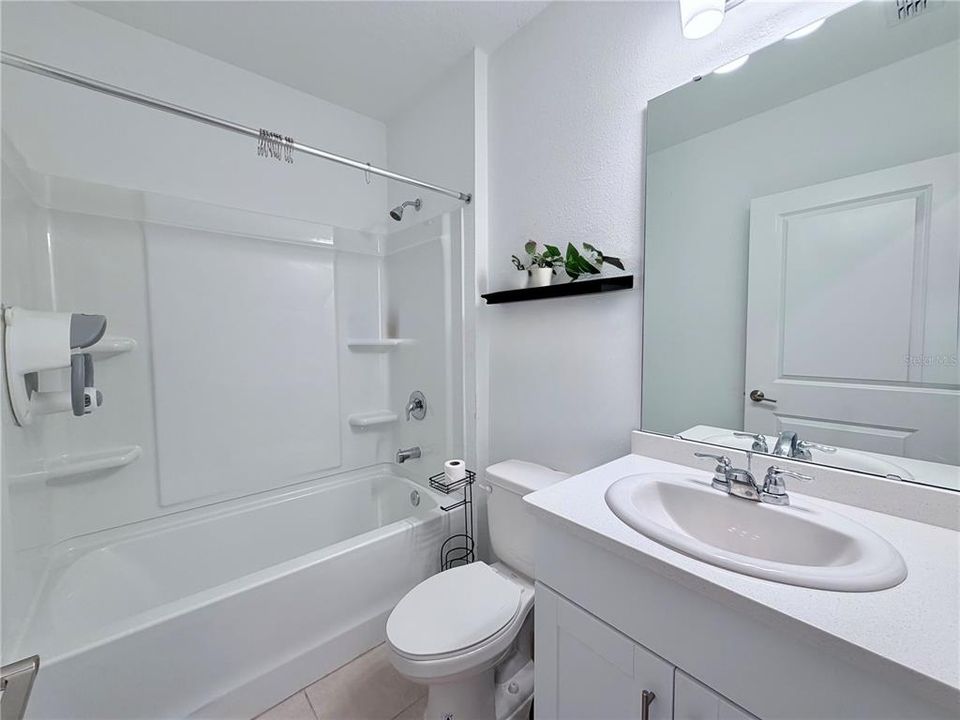 For Rent: $2,100 (4 beds, 2 baths, 1956 Square Feet)