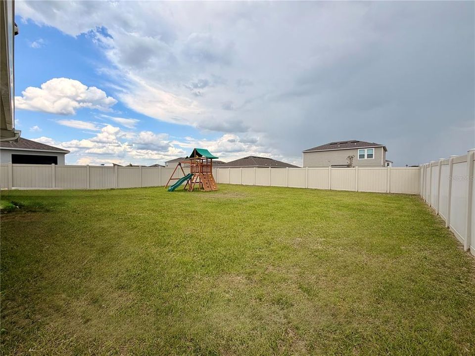 For Rent: $2,100 (4 beds, 2 baths, 1956 Square Feet)
