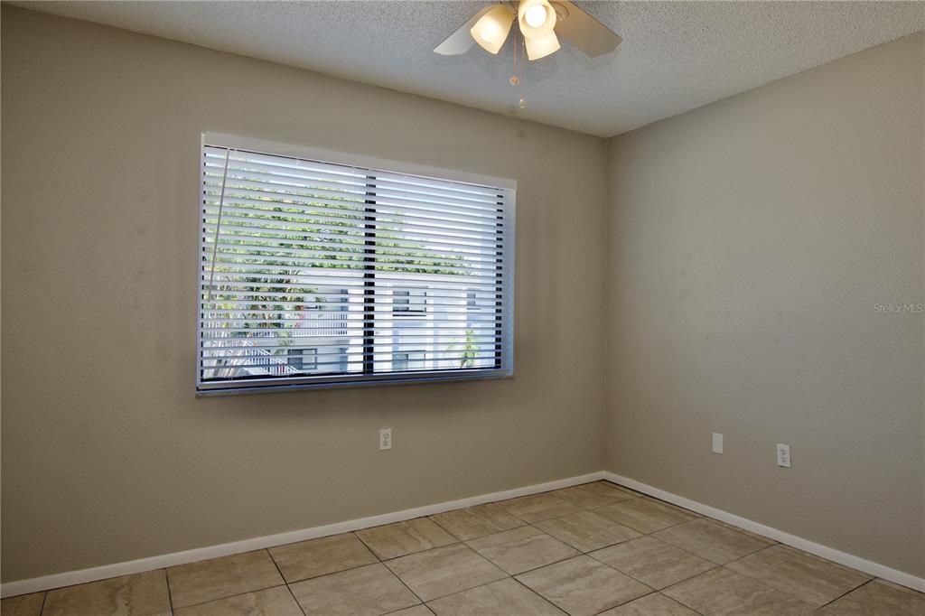 For Sale: $129,999 (2 beds, 1 baths, 960 Square Feet)