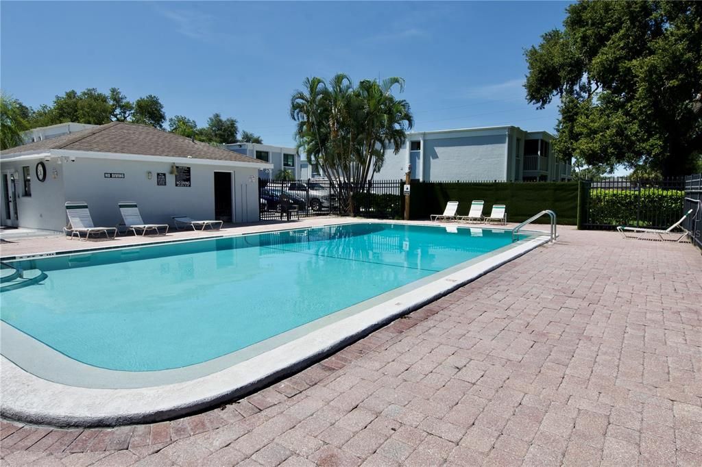 For Sale: $129,999 (2 beds, 1 baths, 960 Square Feet)