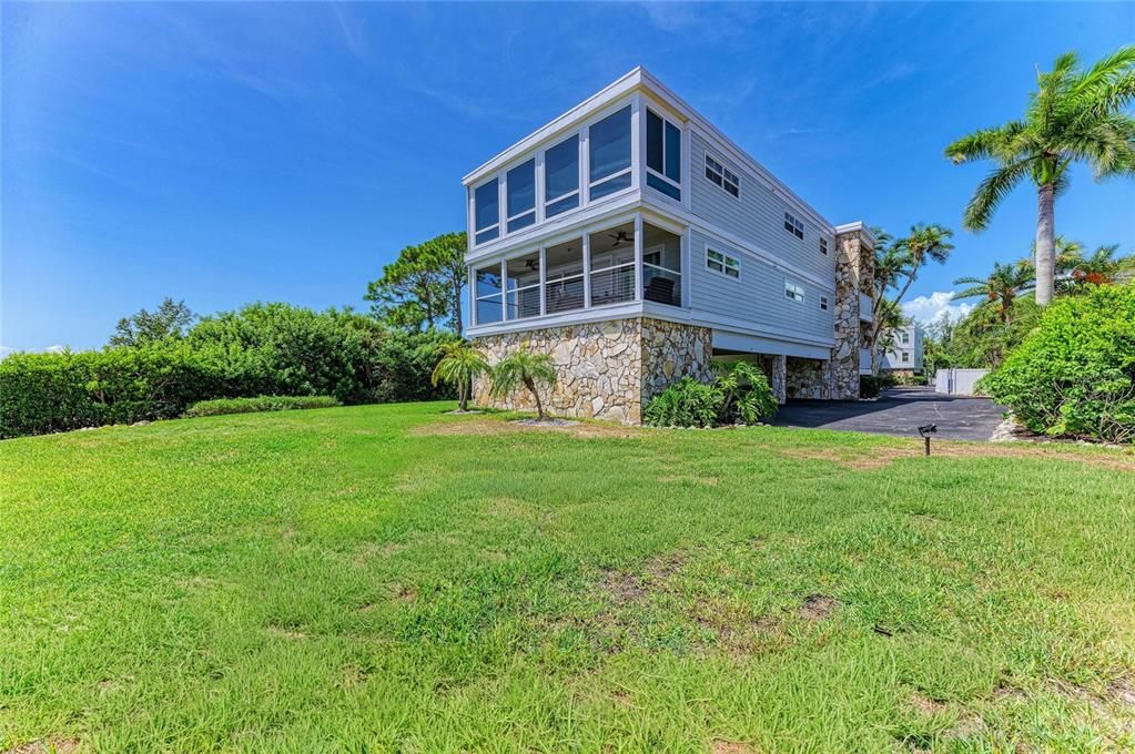 For Sale: $875,000 (3 beds, 2 baths, 1323 Square Feet)