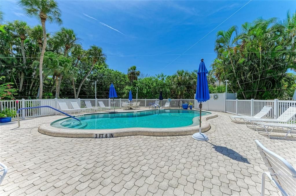 For Sale: $875,000 (3 beds, 2 baths, 1323 Square Feet)