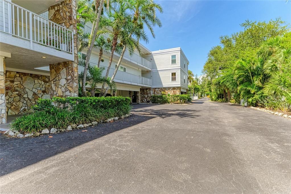 For Sale: $875,000 (3 beds, 2 baths, 1323 Square Feet)