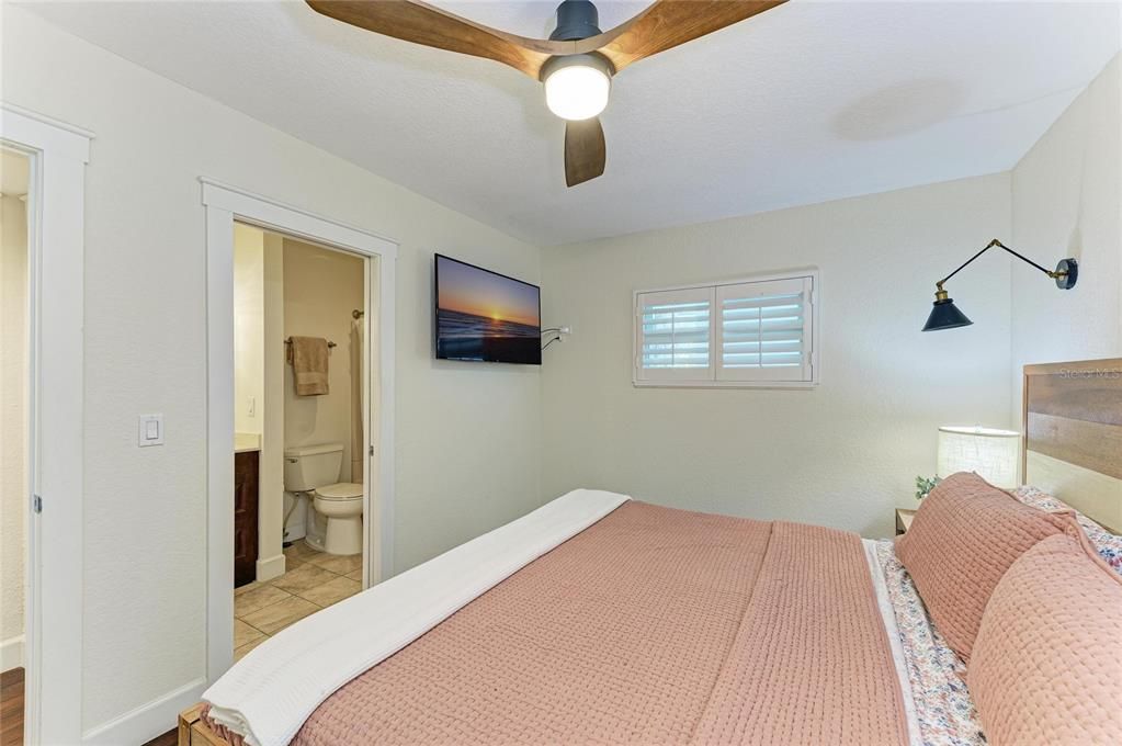 For Sale: $875,000 (3 beds, 2 baths, 1323 Square Feet)