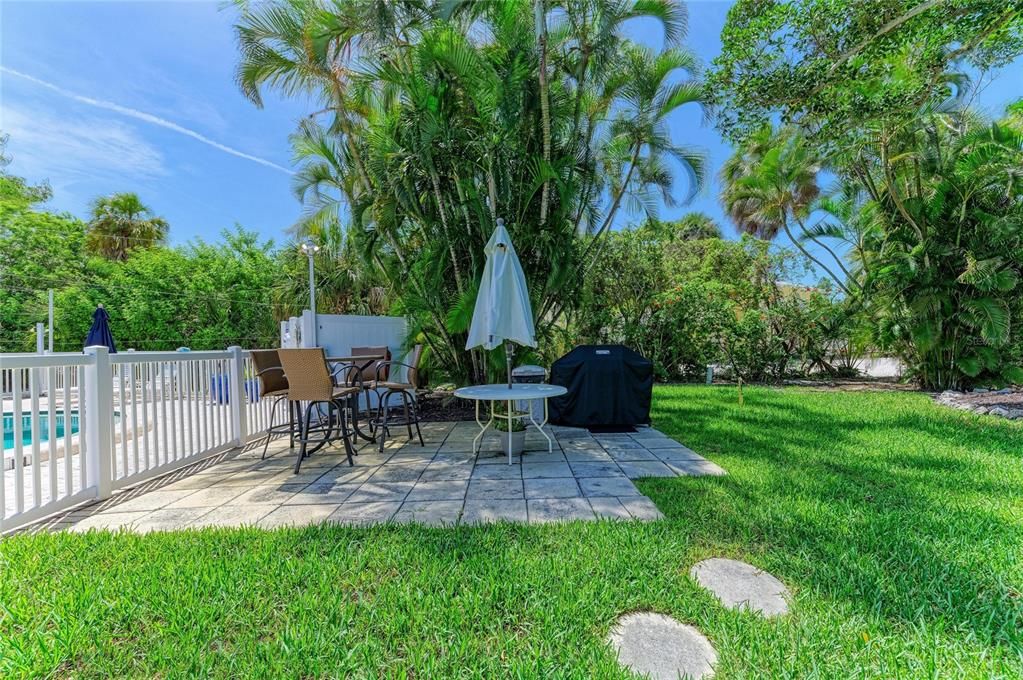 For Sale: $875,000 (3 beds, 2 baths, 1323 Square Feet)