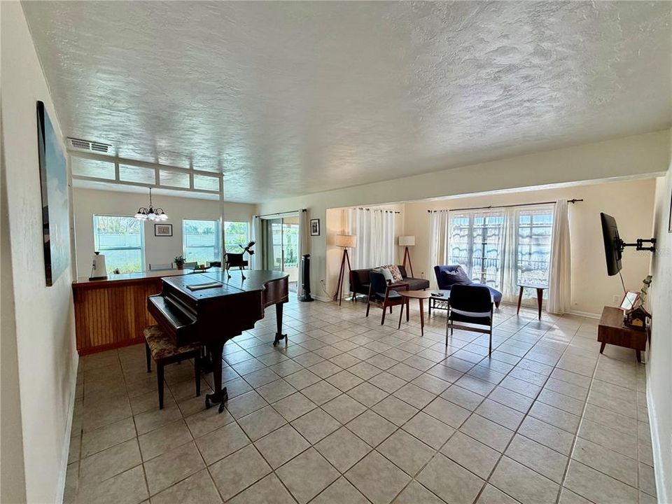 For Sale: $300,000 (3 beds, 2 baths, 1537 Square Feet)