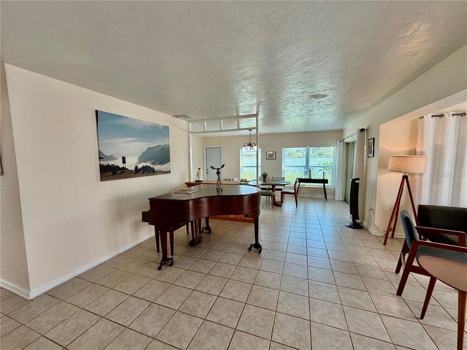 For Sale: $300,000 (3 beds, 2 baths, 1537 Square Feet)