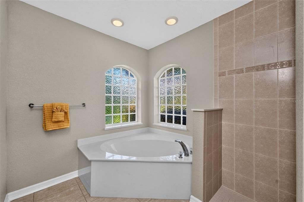For Sale: $449,900 (3 beds, 2 baths, 2392 Square Feet)