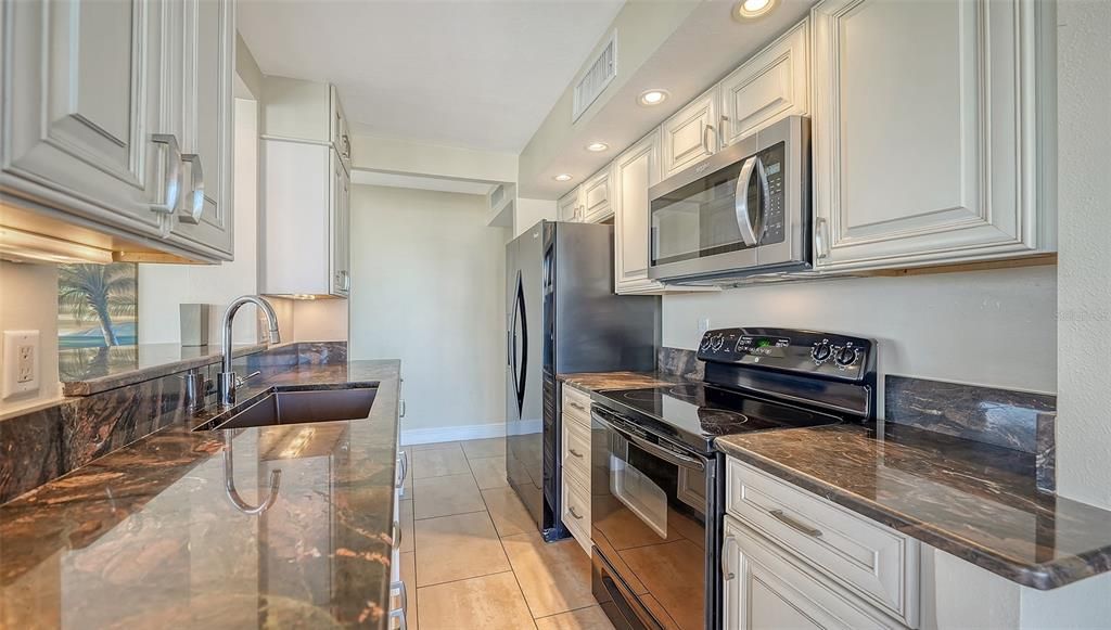 For Sale: $899,900 (2 beds, 2 baths, 1204 Square Feet)