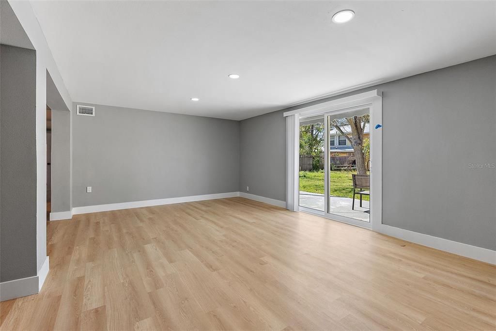 En Venta: $535,000 (4 camas, 2 baños, 2390 Pies cuadrados)