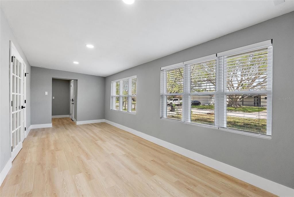 En Venta: $535,000 (4 camas, 2 baños, 2390 Pies cuadrados)
