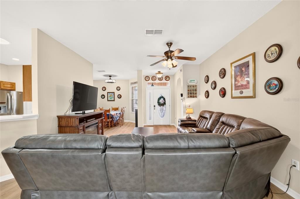 For Sale: $349,999 (3 beds, 2 baths, 1720 Square Feet)