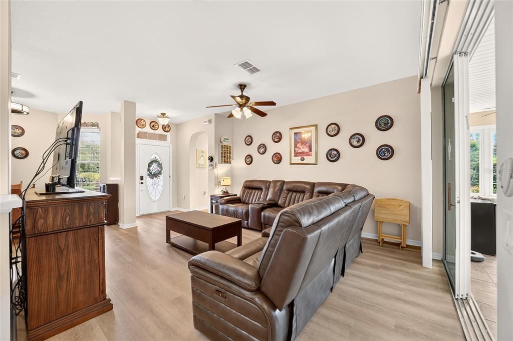 For Sale: $349,999 (3 beds, 2 baths, 1720 Square Feet)