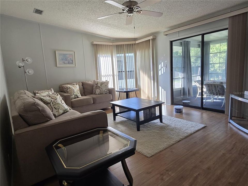 For Sale: $125,000 (2 beds, 2 baths, 970 Square Feet)