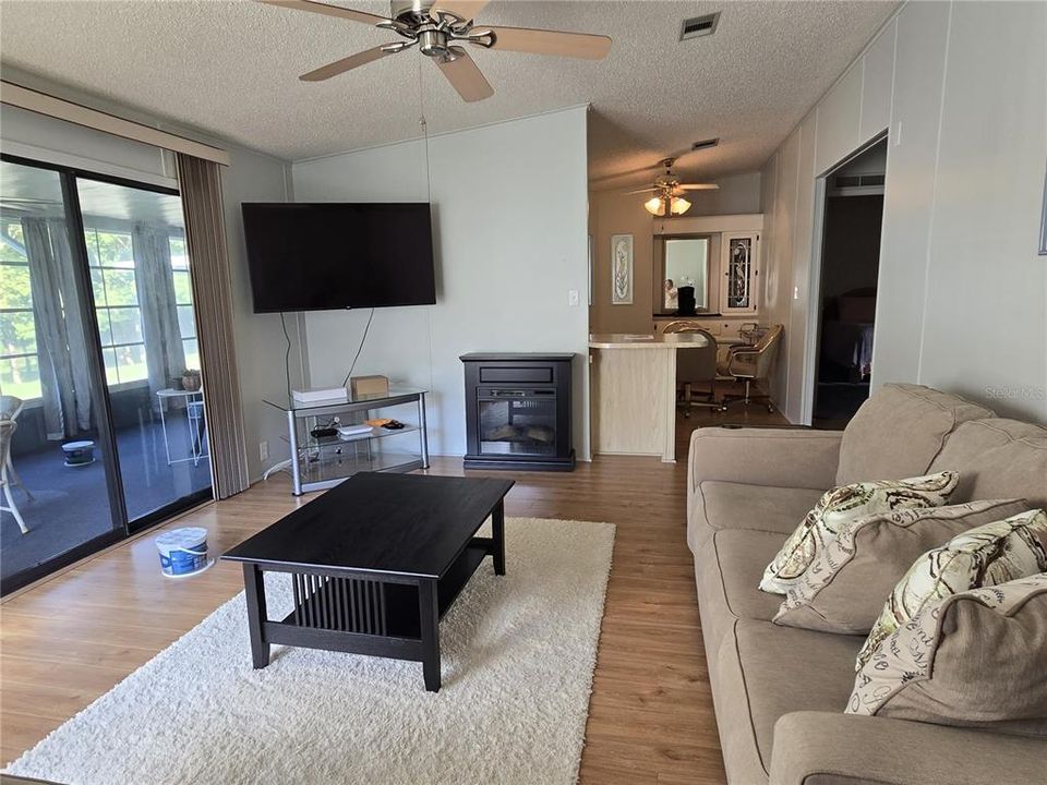 For Sale: $125,000 (2 beds, 2 baths, 970 Square Feet)