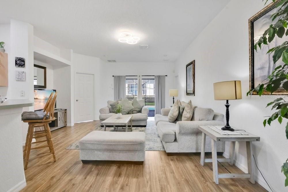 En Venta: $364,990 (4 camas, 3 baños, 1638 Pies cuadrados)