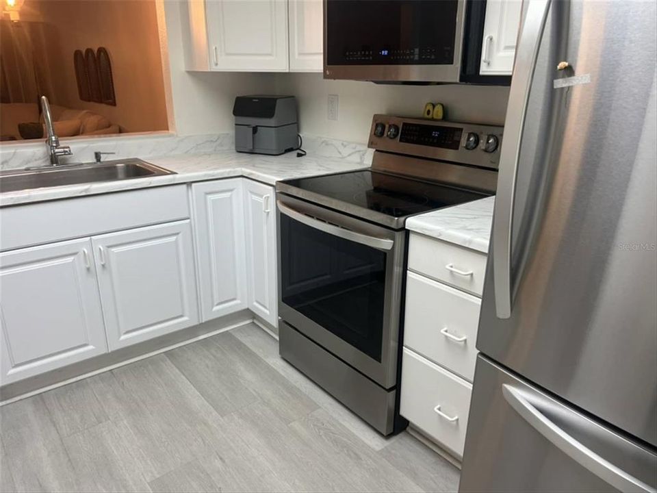 На продажу: $248,000 (2 спален, 2 ванн, 988 Квадратных фут)