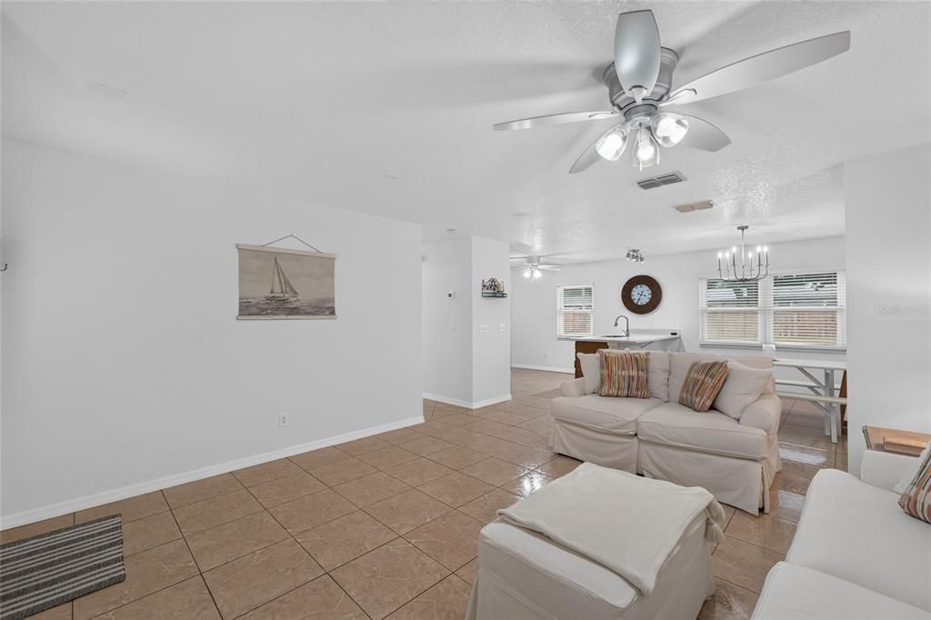 For Sale: $344,900 (3 beds, 1 baths, 1210 Square Feet)