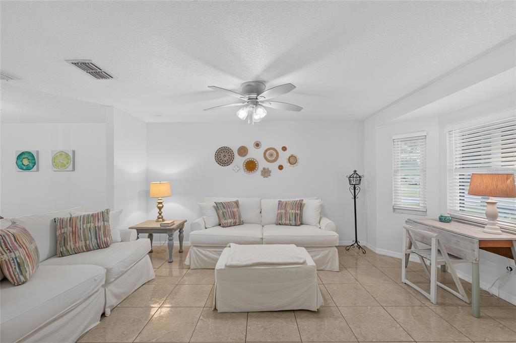 For Sale: $344,900 (3 beds, 1 baths, 1210 Square Feet)