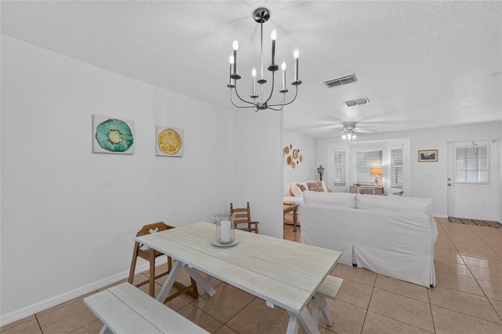 For Sale: $344,900 (3 beds, 1 baths, 1210 Square Feet)