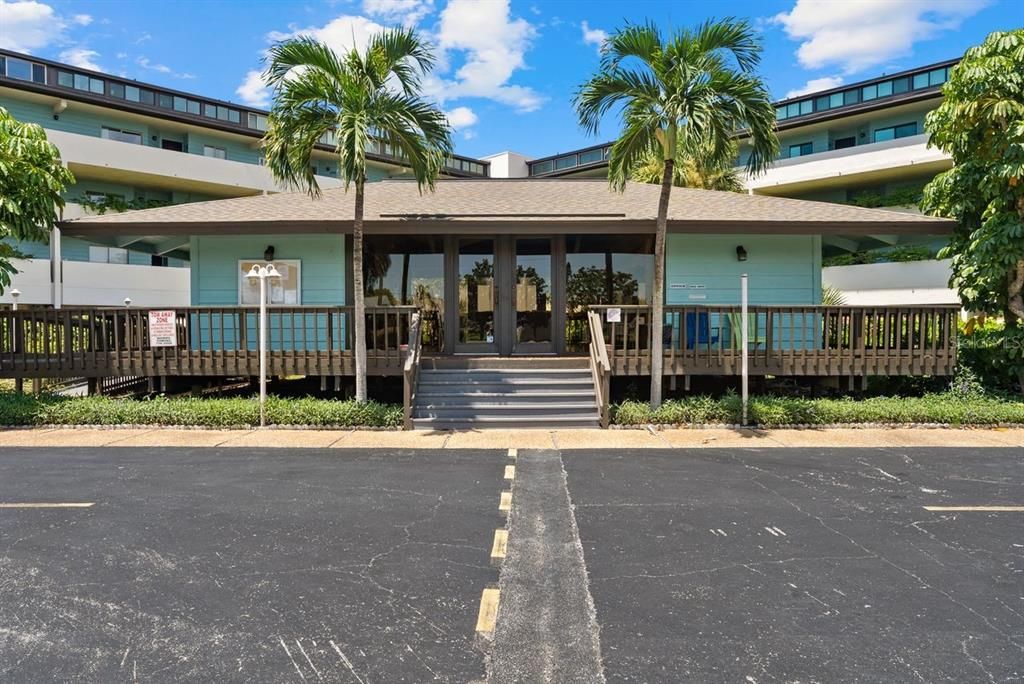 For Sale: $589,000 (3 beds, 3 baths, 1988 Square Feet)